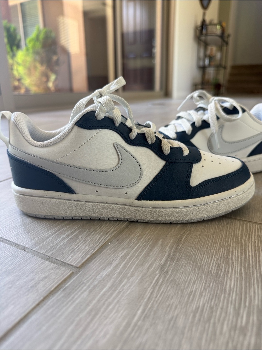 Youth Nike Court Borough Low (Big Kids 4)